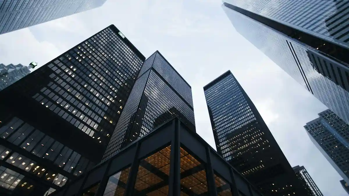 Prédios comerciais vistos de baixo