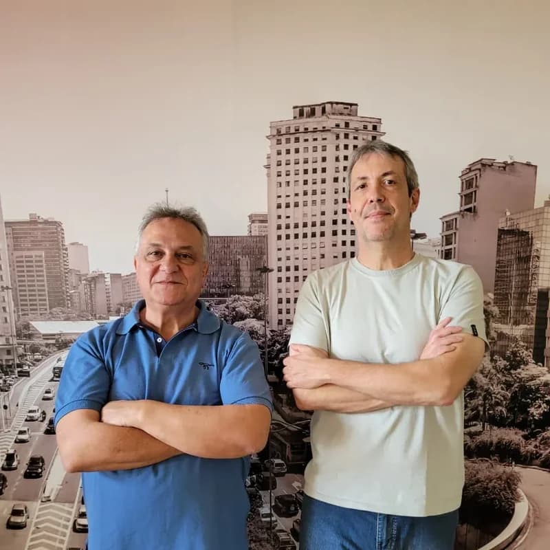 Léo Varella e Maurício Tafuri, sócios contadores da Conexão Contabilidade em São Paulo